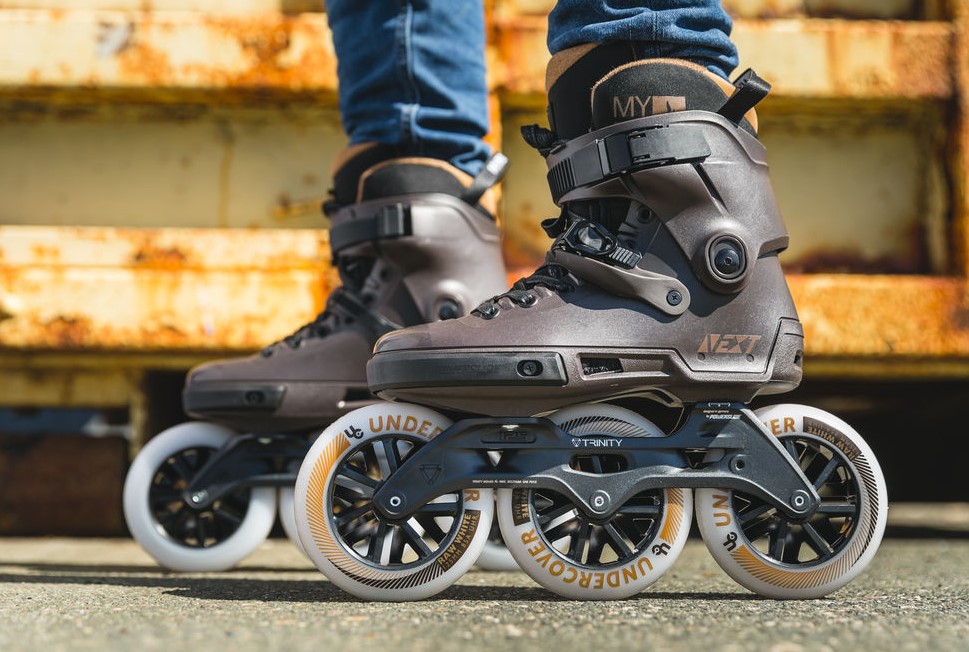 Powerslide Next Brown inline skate with 125 mm wheels of UnderCover in action
